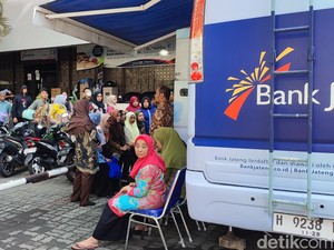 Demi Tukar Uang Baru, Warga Semarang Rela 2 Jam Antre Berdiri