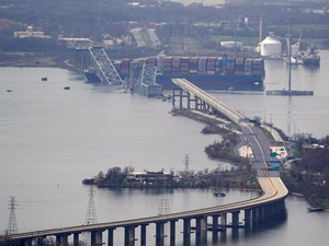 Jembatan Baltimore Runtuh, Penyelam Temukan Dua Mayat dalam Truk Tenggelam