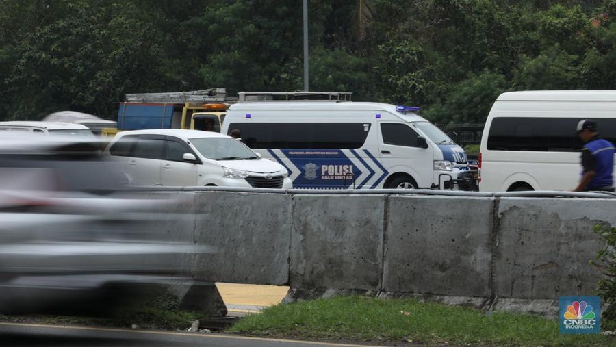Petugas kepolisian melakukan olah Tempat Kejadian Perkara (TKP) di gerbang Pintu Tol Halim Utama, Jakarta, Rabu (27/3/2024). (CNBC Indonesia/Tri Susilo)