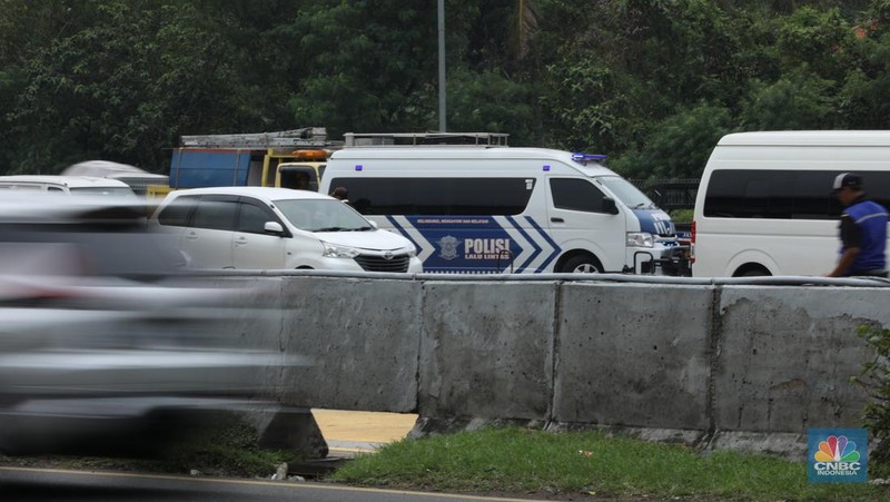 Petugas kepolisian melakukan olah Tempat Kejadian Perkara (TKP) di gerbang Pintu Tol Halim Utama, Jakarta, Rabu (27/3/2024). (CNBC Indonesia/Tri Susilo)