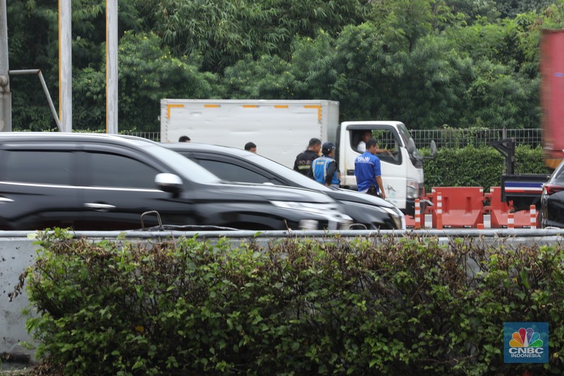 Petugas kepolisian melakukan olah Tempat Kejadian Perkara (TKP) di gerbang Pintu Tol Halim Utama, Jakarta, Rabu (27/3/2024). Petugas kepolisian melakukan olah Tempat Kejadian Perkara (TKP) di gerbang Pintu Tol Halim Utama, Jakarta, Rabu (27/3/2024). (CNBC Indonesia/Tri Susilo)