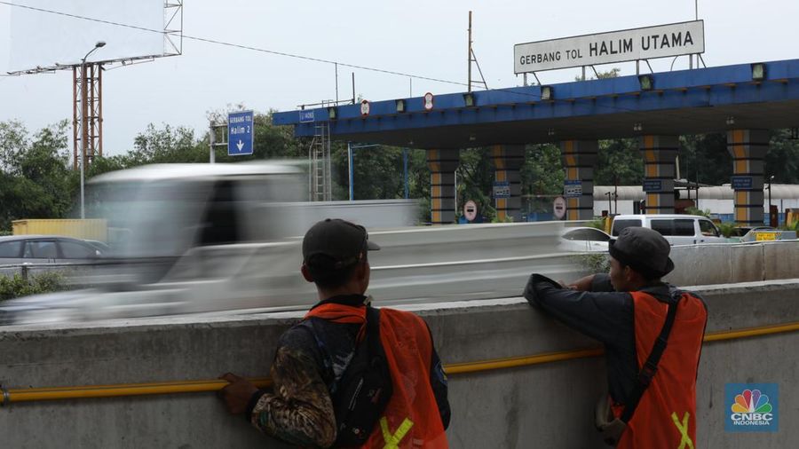 Petugas kepolisian melakukan olah Tempat Kejadian Perkara (TKP) di gerbang Pintu Tol Halim Utama, Jakarta, Rabu (27/3/2024). (CNBC Indonesia/Tri Susilo)