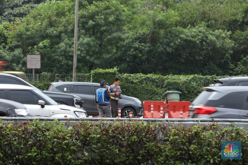 Petugas kepolisian melakukan olah Tempat Kejadian Perkara (TKP) di gerbang Pintu Tol Halim Utama, Jakarta, Rabu (27/3/2024). Petugas kepolisian melakukan olah Tempat Kejadian Perkara (TKP) di gerbang Pintu Tol Halim Utama, Jakarta, Rabu (27/3/2024). (CNBC Indonesia/Tri Susilo)
