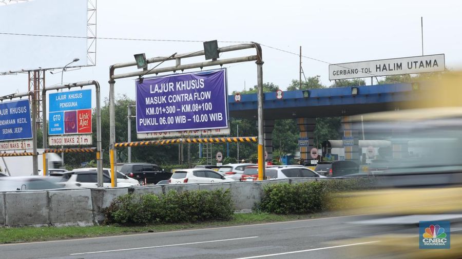 Petugas kepolisian melakukan olah Tempat Kejadian Perkara (TKP) di gerbang Pintu Tol Halim Utama, Jakarta, Rabu (27/3/2024). (CNBC Indonesia/Tri Susilo)