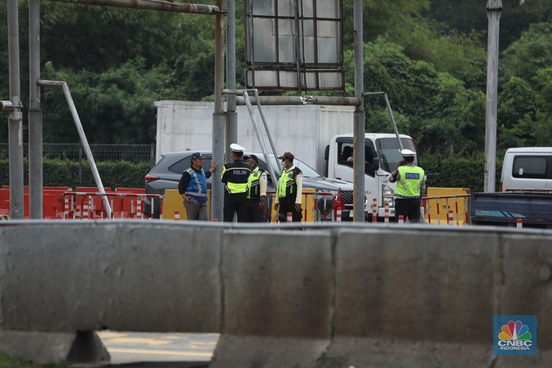 Petugas kepolisian melakukan olah Tempat Kejadian Perkara (TKP) di gerbang Pintu Tol Halim Utama, Jakarta, Rabu (27/3/2024). Petugas kepolisian melakukan olah Tempat Kejadian Perkara (TKP) di gerbang Pintu Tol Halim Utama, Jakarta, Rabu (27/3/2024). (CNBC Indonesia/Tri Susilo)