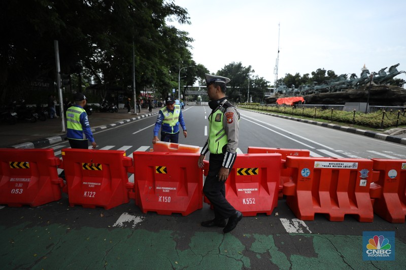 Petugas memindahkan pagar beton dengan alat berat di Kawasan Patung Kuda, Jakarta, Rabu (27/3/2024). Petugas memindahkan pagar beton dengan alat berat di Kawasan Patung Kuda, Jakarta, Rabu (27/3/2024). (CNBC Indonesia/Tri Susilo)