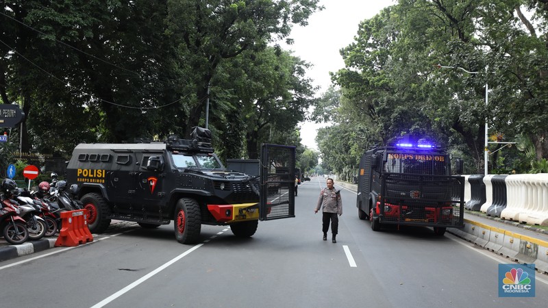Petugas memindahkan pagar beton dengan alat berat di Kawasan Patung Kuda, Jakarta, Rabu (27/3/2024). Petugas memindahkan pagar beton dengan alat berat di Kawasan Patung Kuda, Jakarta, Rabu (27/3/2024). (CNBC Indonesia/Tri Susilo)