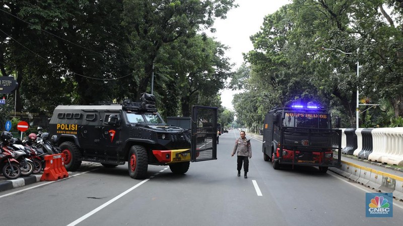 Petugas memindahkan pagar beton dengan alat berat di Kawasan Patung Kuda, Jakarta, Rabu (27/3/2024). (CNBC Indonesia/Tri Susilo)