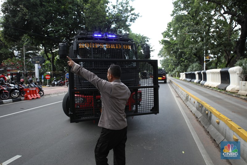 Petugas memindahkan pagar beton dengan alat berat di Kawasan Patung Kuda, Jakarta, Rabu (27/3/2024). Petugas memindahkan pagar beton dengan alat berat di Kawasan Patung Kuda, Jakarta, Rabu (27/3/2024). (CNBC Indonesia/Tri Susilo)