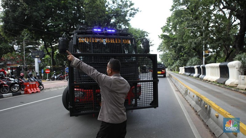 Petugas memindahkan pagar beton dengan alat berat di Kawasan Patung Kuda, Jakarta, Rabu (27/3/2024). (CNBC Indonesia/Tri Susilo)
