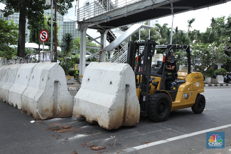 Petugas memindahkan pagar beton dengan alat berat di Kawasan Patung Kuda, Jakarta, Rabu (27/3/2024). Petugas memindahkan pagar beton dengan alat berat di Kawasan Patung Kuda, Jakarta, Rabu (27/3/2024). (CNBC Indonesia/Tri Susilo)