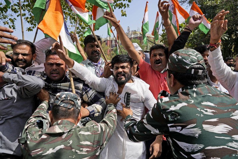 Polisi menahan anggota Partai Aam Admi, atau Partai Rakyat Biasa, saat protes terhadap penangkapan pemimpin partai mereka Arvind Kejriwal di New Delhi, India, Selasa, 26 Maret 2024. Polisi menahan anggota Partai Aam Admi, atau Partai Rakyat Biasa, saat protes terhadap penangkapan pemimpin partai mereka Arvind Kejriwal di New Delhi, India, Selasa, 26 Maret 2024. Polisi India telah menahan puluhan pengunjuk rasa oposisi dan mencegah mereka mulai dari melakukan unjuk rasa ke kediaman Perdana Menteri Narendra Modi untuk menuntut pembebasan pemimpin mereka dan pejabat tinggi terpilih di New Delhi yang ditangkap pekan lalu dalam kasus suap minuman keras. (AP Photo/Manish Swarup)