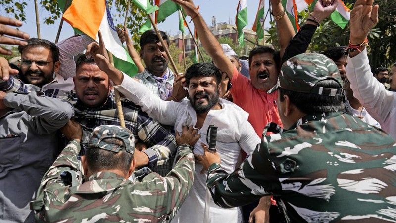Polisi menahan anggota Partai Aam Admi, atau Partai Rakyat Biasa, saat protes terhadap penangkapan pemimpin partai mereka Arvind Kejriwal di New Delhi, India, Selasa, 26 Maret 2024. Polisi India telah menahan puluhan pengunjuk rasa oposisi dan mencegah mereka mulai dari melakukan unjuk rasa ke kediaman Perdana Menteri Narendra Modi untuk menuntut pembebasan pemimpin mereka dan pejabat tinggi terpilih di New Delhi yang ditangkap pekan lalu dalam kasus suap minuman keras. (AP Photo/Manish Swarup)