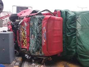 Penampakan Truk Disopiri Pemuda 18 Tahun Pemicu Tabrakan di GT Halim