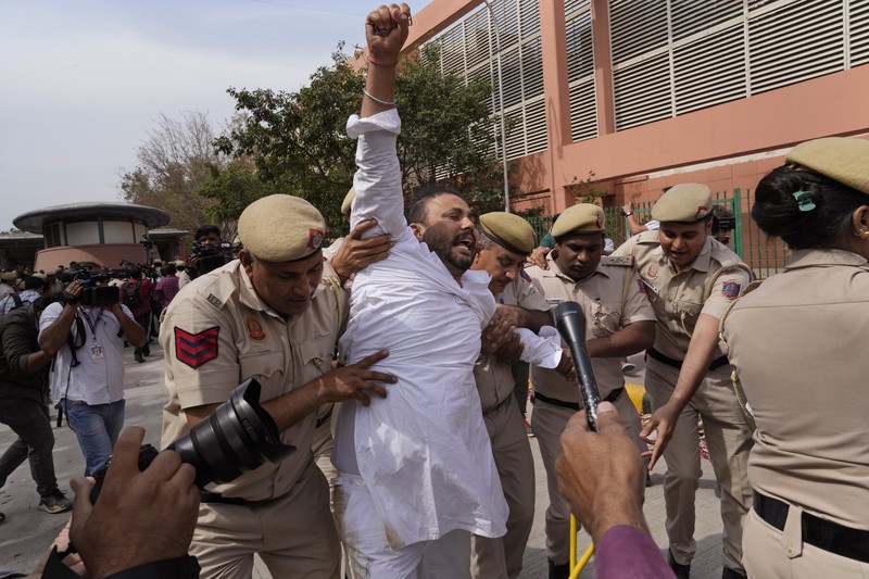 Polisi menahan anggota Partai Aam Admi, atau Partai Rakyat Biasa, saat protes terhadap penangkapan pemimpin partai mereka Arvind Kejriwal di New Delhi, India, Selasa, 26 Maret 2024. Polisi India telah menahan puluhan pengunjuk rasa oposisi dan mencegah mereka mulai dari melakukan unjuk rasa ke kediaman Perdana Menteri Narendra Modi untuk menuntut pembebasan pemimpin mereka dan pejabat tinggi terpilih di New Delhi yang ditangkap pekan lalu dalam kasus suap minuman keras. (AP Photo/Manish Swarup)