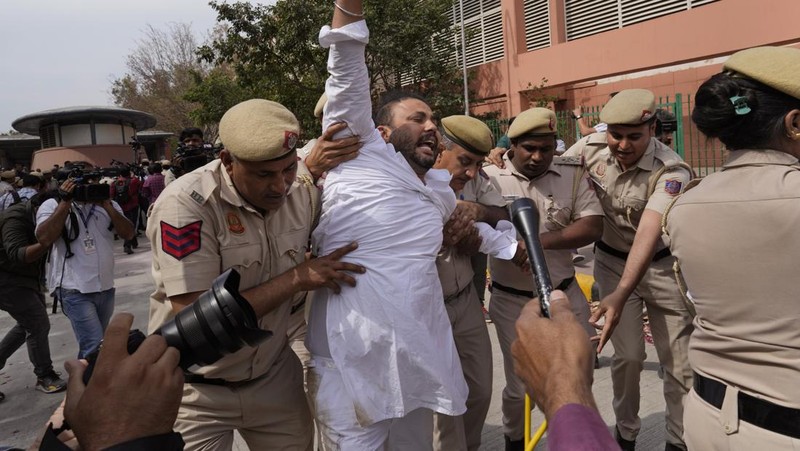 Polisi menahan anggota Partai Aam Admi, atau Partai Rakyat Biasa, saat protes terhadap penangkapan pemimpin partai mereka Arvind Kejriwal di New Delhi, India, Selasa, 26 Maret 2024. Polisi India telah menahan puluhan pengunjuk rasa oposisi dan mencegah mereka mulai dari melakukan unjuk rasa ke kediaman Perdana Menteri Narendra Modi untuk menuntut pembebasan pemimpin mereka dan pejabat tinggi terpilih di New Delhi yang ditangkap pekan lalu dalam kasus suap minuman keras. (AP Photo/Manish Swarup)