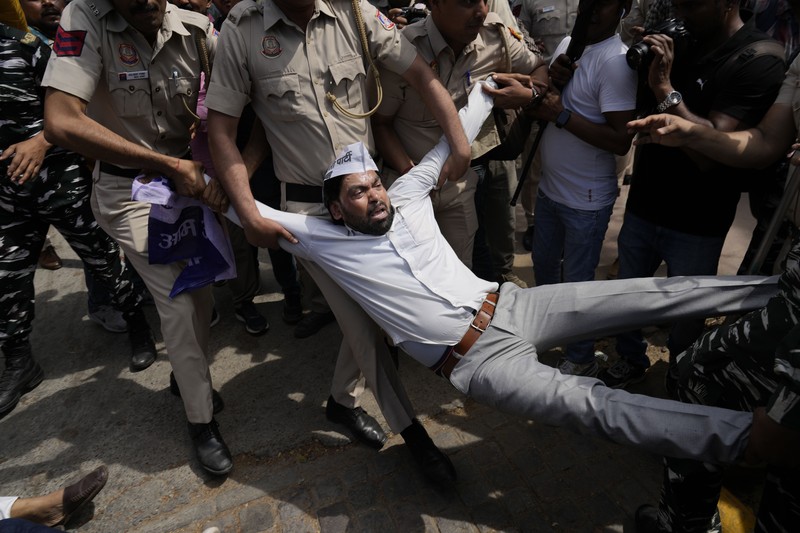 Polisi menahan anggota Partai Aam Admi, atau Partai Rakyat Biasa, saat protes terhadap penangkapan pemimpin partai mereka Arvind Kejriwal di New Delhi, India, Selasa, 26 Maret 2024. Polisi India telah menahan puluhan pengunjuk rasa oposisi dan mencegah mereka mulai dari melakukan unjuk rasa ke kediaman Perdana Menteri Narendra Modi untuk menuntut pembebasan pemimpin mereka dan pejabat tinggi terpilih di New Delhi yang ditangkap pekan lalu dalam kasus suap minuman keras. (AP Photo/Manish Swarup)