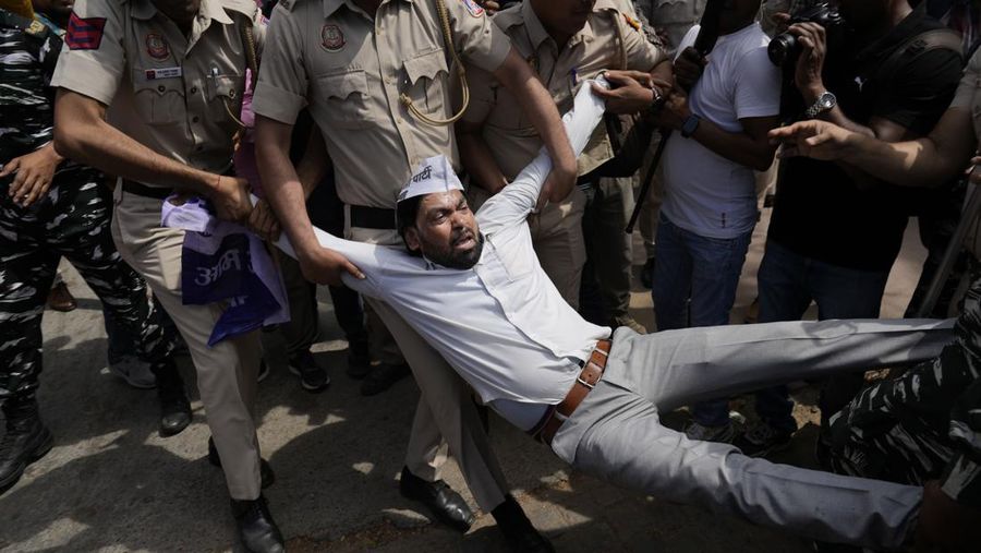 Polisi menahan anggota Partai Aam Admi, atau Partai Rakyat Biasa, saat protes terhadap penangkapan pemimpin partai mereka Arvind Kejriwal di New Delhi, India, Selasa, 26 Maret 2024. Polisi India telah menahan puluhan pengunjuk rasa oposisi dan mencegah mereka mulai dari melakukan unjuk rasa ke kediaman Perdana Menteri Narendra Modi untuk menuntut pembebasan pemimpin mereka dan pejabat tinggi terpilih di New Delhi yang ditangkap pekan lalu dalam kasus suap minuman keras. (AP Photo/Manish Swarup)