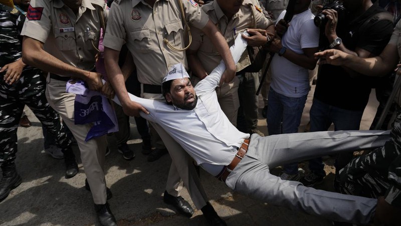 Polisi menahan anggota Partai Aam Admi, atau Partai Rakyat Biasa, saat protes terhadap penangkapan pemimpin partai mereka Arvind Kejriwal di New Delhi, India, Selasa, 26 Maret 2024. Polisi India telah menahan puluhan pengunjuk rasa oposisi dan mencegah mereka mulai dari melakukan unjuk rasa ke kediaman Perdana Menteri Narendra Modi untuk menuntut pembebasan pemimpin mereka dan pejabat tinggi terpilih di New Delhi yang ditangkap pekan lalu dalam kasus suap minuman keras. (AP Photo/Manish Swarup)
