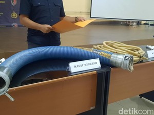 Polisi Pamerkan Selang Barang Bukti Kasus Bensin Campur Air di Bekasi