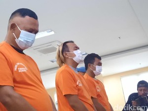 Potret Tiga Tersangka Kasus Bensin Campur Air di Bekasi Berbaju Tahanan