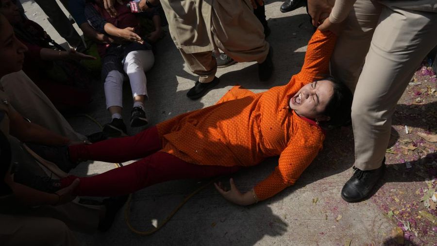 Polisi menahan anggota Partai Aam Admi, atau Partai Rakyat Biasa, saat protes terhadap penangkapan pemimpin partai mereka Arvind Kejriwal di New Delhi, India, Selasa, 26 Maret 2024. Polisi India telah menahan puluhan pengunjuk rasa oposisi dan mencegah mereka mulai dari melakukan unjuk rasa ke kediaman Perdana Menteri Narendra Modi untuk menuntut pembebasan pemimpin mereka dan pejabat tinggi terpilih di New Delhi yang ditangkap pekan lalu dalam kasus suap minuman keras. (AP Photo/Manish Swarup)