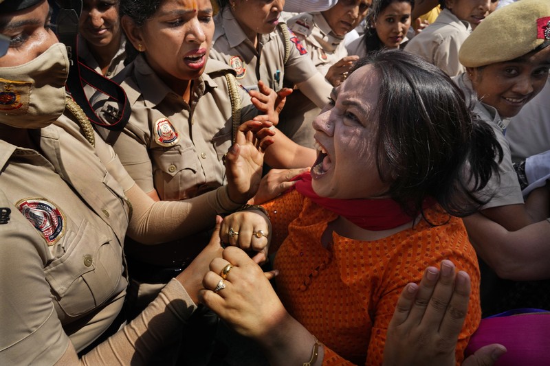 Polisi menahan anggota Partai Aam Admi, atau Partai Rakyat Biasa, saat protes terhadap penangkapan pemimpin partai mereka Arvind Kejriwal di New Delhi, India, Selasa, 26 Maret 2024. Polisi India telah menahan puluhan pengunjuk rasa oposisi dan mencegah mereka mulai dari melakukan unjuk rasa ke kediaman Perdana Menteri Narendra Modi untuk menuntut pembebasan pemimpin mereka dan pejabat tinggi terpilih di New Delhi yang ditangkap pekan lalu dalam kasus suap minuman keras. (AP Photo/Manish Swarup)