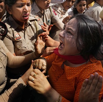 Chaos! Potret Warga Serbu Rumah PM India Modi, Ada yang Diseret