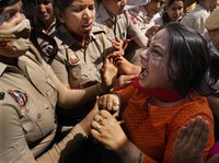 Chaos! Potret Warga Serbu Rumah PM India Modi, Ada yang Diseret