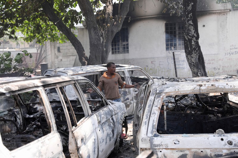 Seorang pria bereaksi di samping sisa-sisa kendaraan yang hangus di dekat istana presiden, setelah dibakar oleh geng, ketika kekerasan menyebar dan geng bersenjata memperluas kendali mereka atas ibu kota, di Port-au-Prince, Haiti, 25 Maret 2024 . Seorang pria bereaksi di samping sisa-sisa kendaraan yang hangus di dekat istana presiden, setelah dibakar oleh geng, ketika kekerasan menyebar dan geng bersenjata memperluas kendali mereka atas ibu kota, di Port-au-Prince, Haiti, 25 Maret 2024. (REUTERS/Ralph Tedy Erol)