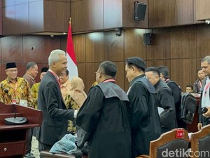 Sidang Perdana Sengketa Pilpres Usai, Ganjar-Mahfud Salami Tim Prabowo-Gibran