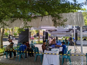 Warga Jauh-jauh dari Lombok Tengah demi Tukar Uang Angpao Lebaran di Mataram