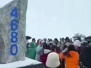 Rebutan Tempat Selfie, Turis China Malah Tonjok-tonjokan