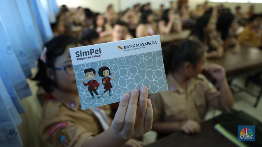 Bank Mayapada menggelar aktivitas CSR di SD Tunas Karya II, Kelapa Gading, Jakarta Utara, Kamis (21/3).