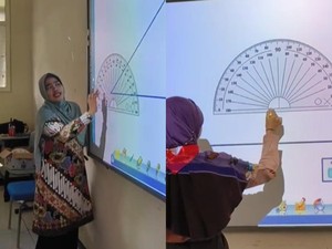 Viral! Guru di MTSN 1 Pasuruan Ngajar Pakai Papan Tulis Canggih