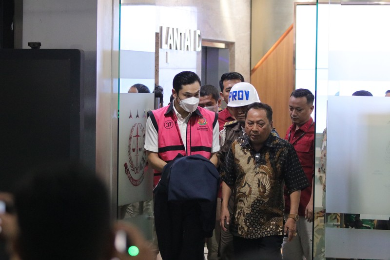 HM merupakan Harvey Moeis. Ia ketahui merupakan suami dari artis Sandra Dewi ditetapkan oleh Kejaksaan Agung sebagai tersangka dalam dugaan tindak pidana korupsi dalam tata niaga komoditas timah wilayah Izin Usaha Pertambangan (IUP) PT Timah Tbk tahun 2015 sampai dengan 2022. (Tangkapan Layar Youtube Kejaksaan Agung RI)