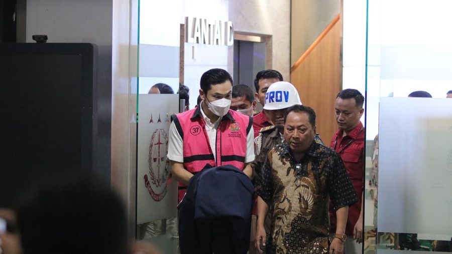 HM merupakan Harvey Moeis. Ia ketahui merupakan suami dari artis Sandra Dewi ditetapkan oleh Kejaksaan Agung sebagai tersangka dalam dugaan tindak pidana korupsi dalam tata niaga komoditas timah wilayah Izin Usaha Pertambangan (IUP) PT Timah Tbk tahun 2015 sampai dengan 2022. (Dok. Kejaksaan Agung RI)