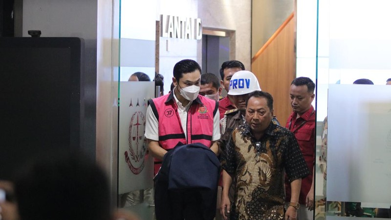 HM merupakan Harvey Moeis. Ia ketahui merupakan suami dari artis Sandra Dewi ditetapkan oleh Kejaksaan Agung sebagai tersangka dalam dugaan tindak pidana korupsi dalam tata niaga komoditas timah wilayah Izin Usaha Pertambangan (IUP) PT Timah Tbk tahun 2015 sampai dengan 2022. (Tangkapan Layar Youtube Kejaksaan Agung RI)