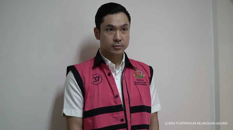 HM merupakan Harvey Moeis. Ia ketahui merupakan suami dari artis Sandra Dewi ditetapkan oleh Kejaksaan Agung sebagai tersangka dalam dugaan tindak pidana korupsi dalam tata niaga komoditas timah wilayah Izin Usaha Pertambangan (IUP) PT Timah Tbk tahun 2015 sampai dengan 2022. HM merupakan Harvey Moeis. Ia ketahui merupakan suami dari artis Sandra Dewi ditetapkan oleh Kejaksaan Agung sebagai tersangka dalam dugaan tindak pidana korupsi dalam tata niaga komoditas timah wilayah Izin Usaha Pertambangan (IUP) PT Timah Tbk tahun 2015 sampai dengan 2022. (Tangkapan Layar Youtube Kejaksaan Agung RI)