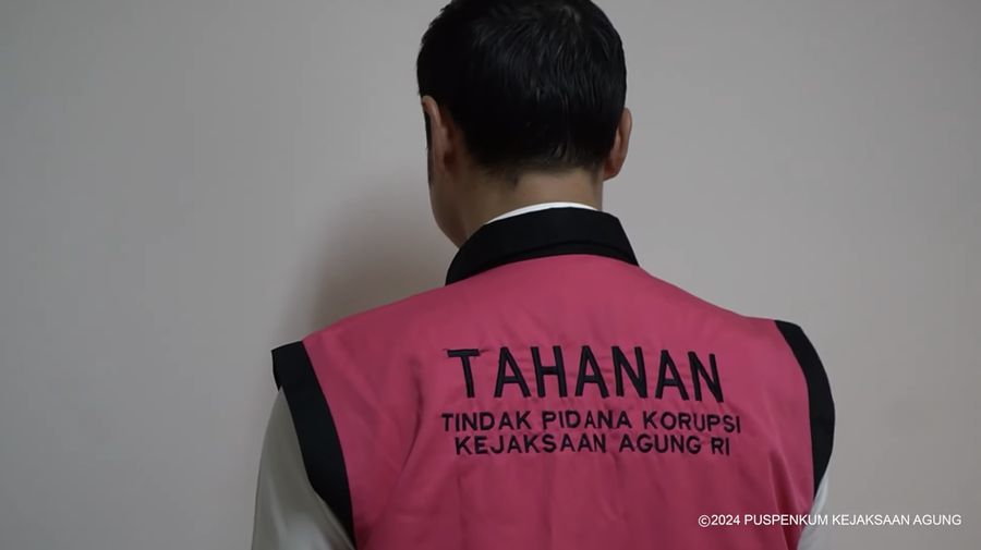 HM merupakan Harvey Moeis. Ia ketahui merupakan suami dari artis Sandra Dewi ditetapkan oleh Kejaksaan Agung sebagai tersangka dalam dugaan tindak pidana korupsi dalam tata niaga komoditas timah wilayah Izin Usaha Pertambangan (IUP) PT Timah Tbk tahun 2015 sampai dengan 2022. (Tangkapan Layar Youtube Kejaksaan Agung RI)