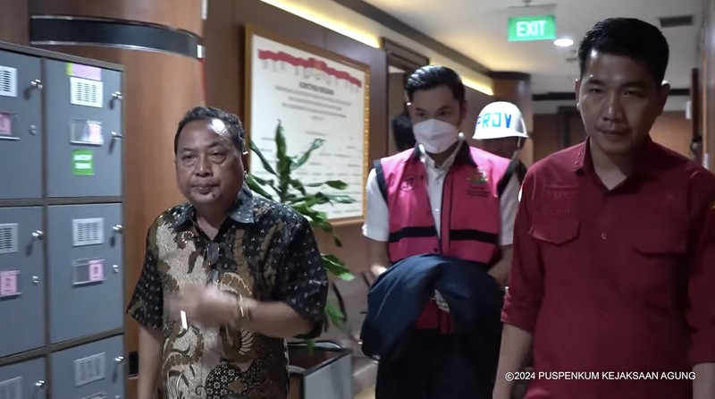 HM merupakan Harvey Moeis. Ia ketahui merupakan suami dari artis Sandra Dewi ditetapkan oleh Kejaksaan Agung sebagai tersangka dalam dugaan tindak pidana korupsi dalam tata niaga komoditas timah wilayah Izin Usaha Pertambangan (IUP) PT Timah Tbk tahun 2015 sampai dengan 2022. (Tangkapan Layar Youtube Kejaksaan Agung RI)