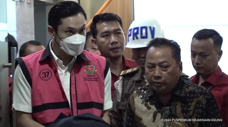 HM merupakan Harvey Moeis. Ia ketahui merupakan suami dari artis Sandra Dewi ditetapkan oleh Kejaksaan Agung sebagai tersangka dalam dugaan tindak pidana korupsi dalam tata niaga komoditas timah wilayah Izin Usaha Pertambangan (IUP) PT Timah Tbk tahun 2015 sampai dengan 2022. HM merupakan Harvey Moeis. Ia ketahui merupakan suami dari artis Sandra Dewi ditetapkan oleh Kejaksaan Agung sebagai tersangka dalam dugaan tindak pidana korupsi dalam tata niaga komoditas timah wilayah Izin Usaha Pertambangan (IUP) PT Timah Tbk tahun 2015 sampai dengan 2022. (Tangkapan Layar Youtube Kejaksaan Agung RI)