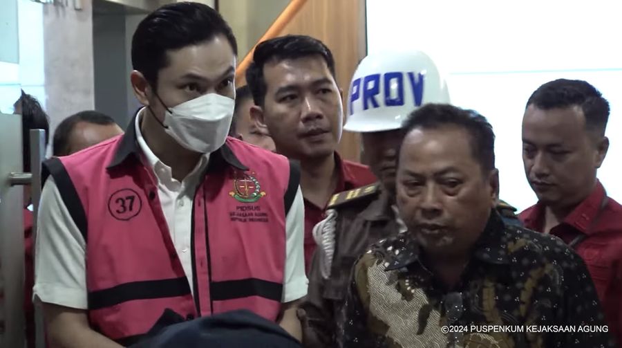 HM merupakan Harvey Moeis. Ia ketahui merupakan suami dari artis Sandra Dewi ditetapkan oleh Kejaksaan Agung sebagai tersangka dalam dugaan tindak pidana korupsi dalam tata niaga komoditas timah wilayah Izin Usaha Pertambangan (IUP) PT Timah Tbk tahun 2015 sampai dengan 2022. (Tangkapan Layar Youtube Kejaksaan Agung RI)
