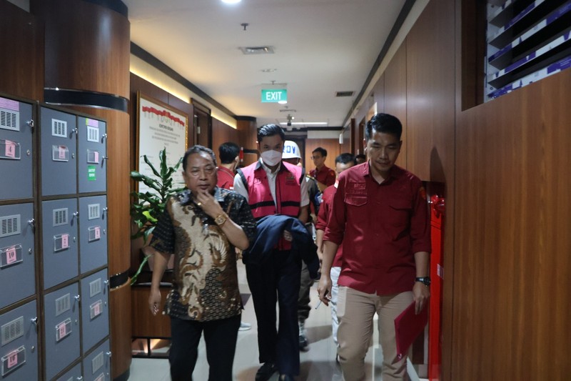 HM merupakan Harvey Moeis. Ia ketahui merupakan suami dari artis Sandra Dewi ditetapkan oleh Kejaksaan Agung sebagai tersangka dalam dugaan tindak pidana korupsi dalam tata niaga komoditas timah wilayah Izin Usaha Pertambangan (IUP) PT Timah Tbk tahun 2015 sampai dengan 2022. (Tangkapan Layar Youtube Kejaksaan Agung RI)