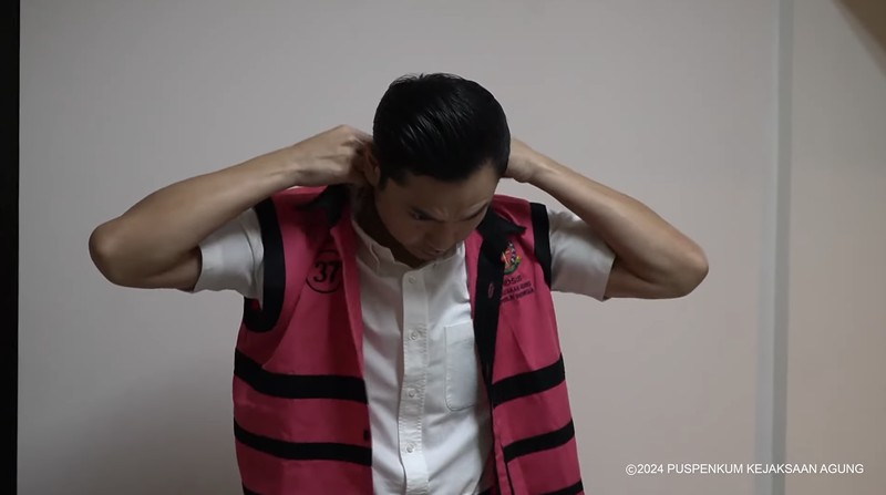HM merupakan Harvey Moeis. Ia ketahui merupakan suami dari artis Sandra Dewi ditetapkan oleh Kejaksaan Agung sebagai tersangka dalam dugaan tindak pidana korupsi dalam tata niaga komoditas timah wilayah Izin Usaha Pertambangan (IUP) PT Timah Tbk tahun 2015 sampai dengan 2022. (Tangkapan Layar Youtube Kejaksaan Agung RI)