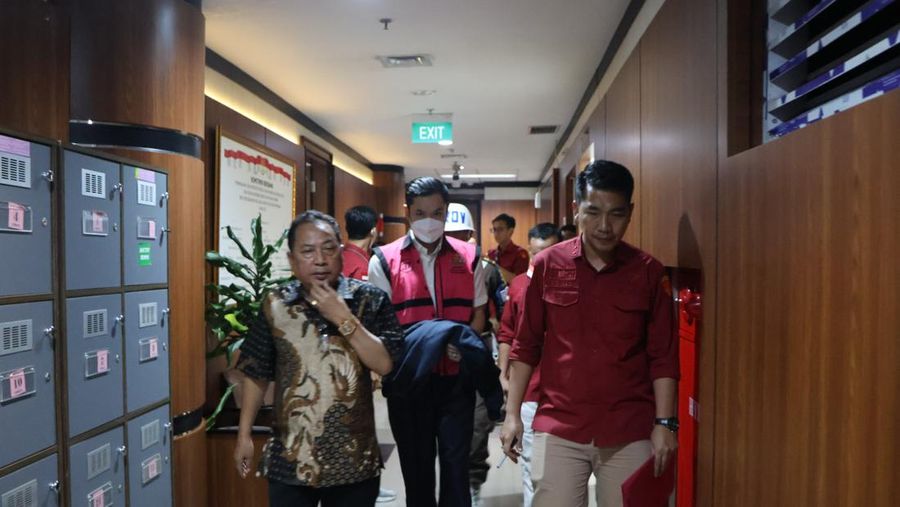 HM merupakan Harvey Moeis. Ia ketahui merupakan suami dari artis Sandra Dewi ditetapkan oleh Kejaksaan Agung sebagai tersangka dalam dugaan tindak pidana korupsi dalam tata niaga komoditas timah wilayah Izin Usaha Pertambangan (IUP) PT Timah Tbk tahun 2015 sampai dengan 2022. (Dok. Kejaksaan Agung RI)