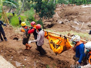 Jabar Hari Ini: Pelukan Terakhir Ibu dan Anak Korban Longsor Cipongkor
