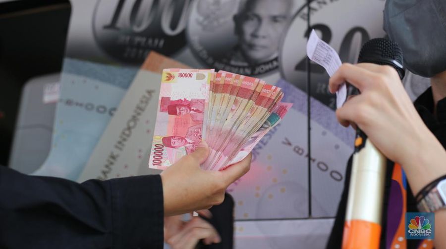 Karyawan Transmedia mengantre untuk menukar uang pecahan di mobil kas keliling Bank Indonesia yang melayani penukaran uang pecahan di Gedung Transmedia, Jakarta, Kamis (28/3/2024). (CNBC Indonesia/Tias Budiarto)
