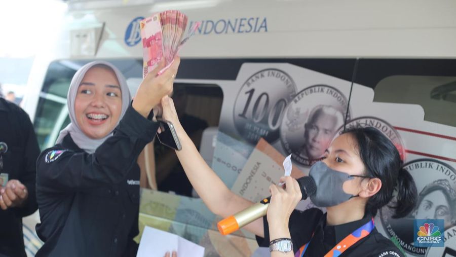 Karyawan Transmedia mengantre untuk menukar uang pecahan di mobil kas keliling Bank Indonesia yang melayani penukaran uang pecahan di Gedung Transmedia, Jakarta, Kamis (28/3/2024). (CNBC Indonesia/Tias Budiarto)