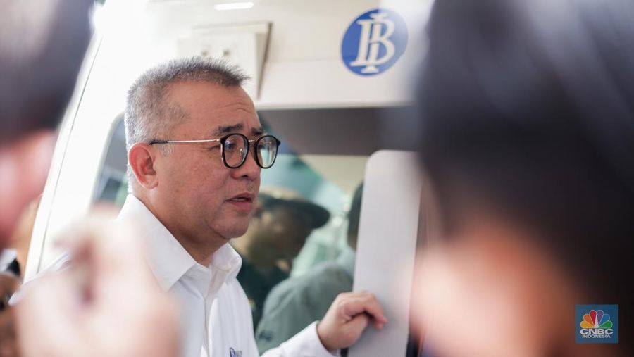 Kepala Departemen Pengelolaan Uang Bank Indonesia, Marlinson Hakim meninjau mobil kas keliling Bank Indonesia yang melayani penukaran uang pecahan di Gedung Transmedia, Jakarta, Kamis (28/3/2024). (CNBC Indonesia/Tias Budiarto)